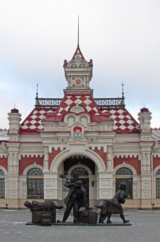 Памятник пассажирам, привокзальная площадь, Екатеринбург - Сергей М 