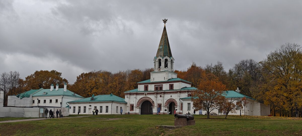 Ворота в Коломенском - <<< Наташа >>>