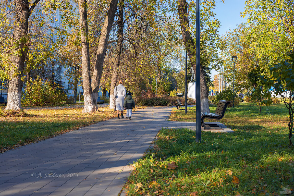 В городском сквере - Александр Синдерёв