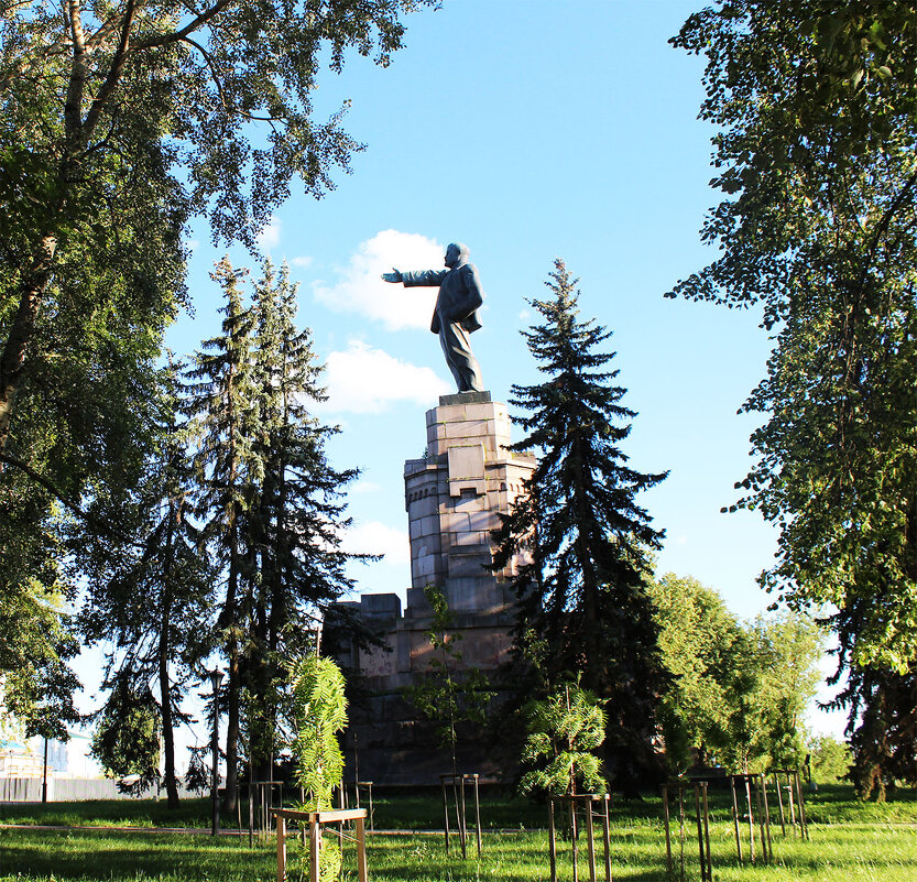 Памятник  В.И.Ленину в Костроме - Любовь ***