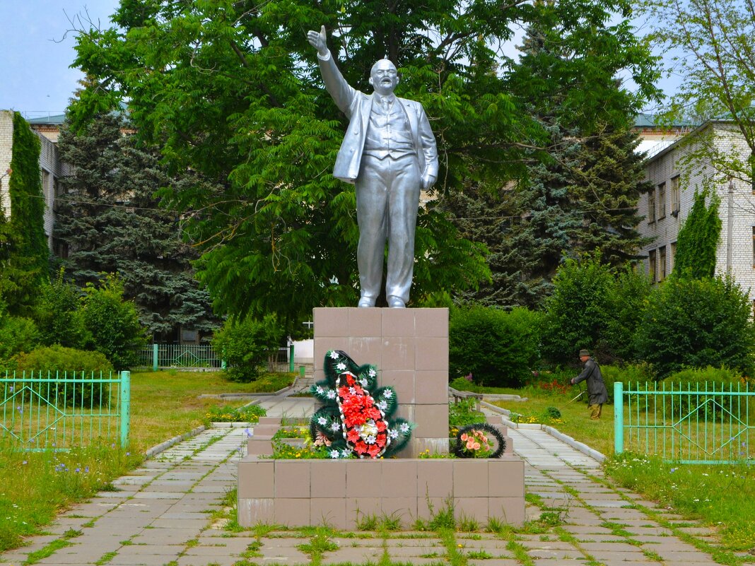 Мариинский Посад. Памятник Владимиру Ильичу Ленину. - Пётр Чернега