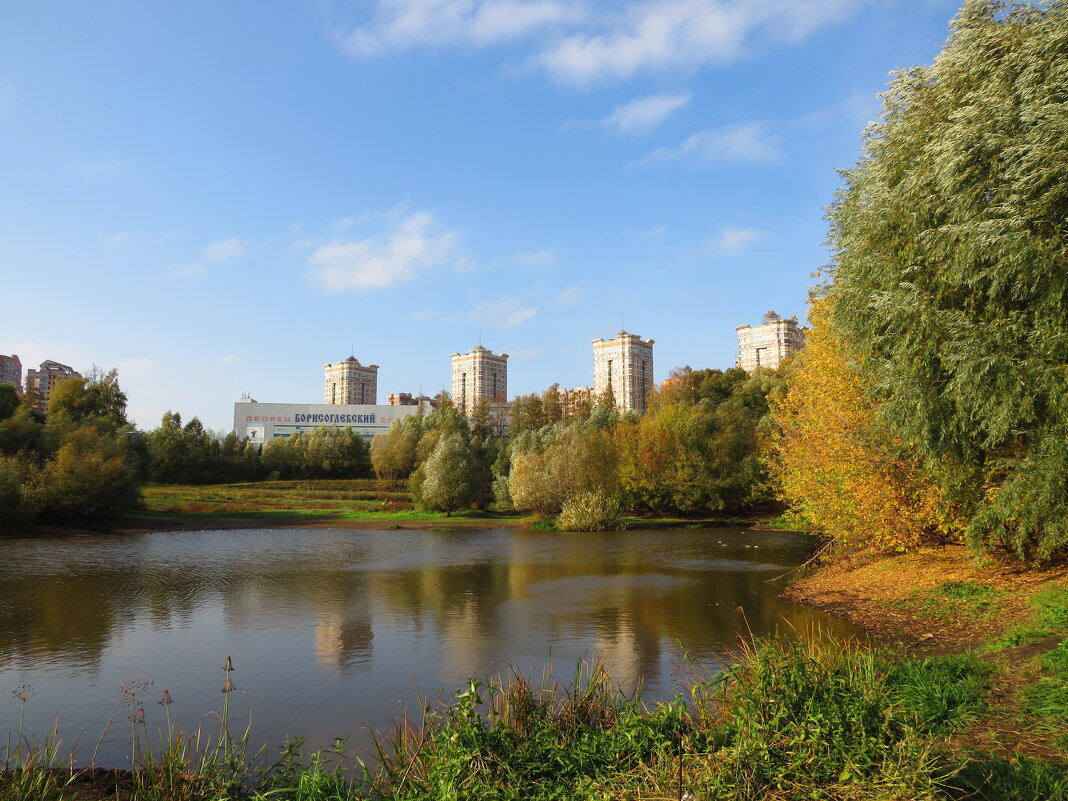 Озеро в городе - Андрей Снегерёв