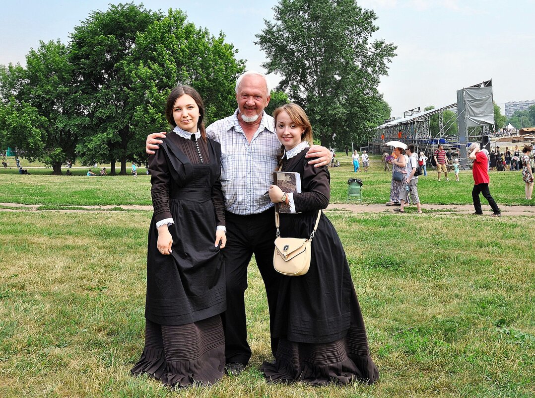 Гимназистки не румяные , от фотографа чуть пьяные,,,) - Анатолий Колосов