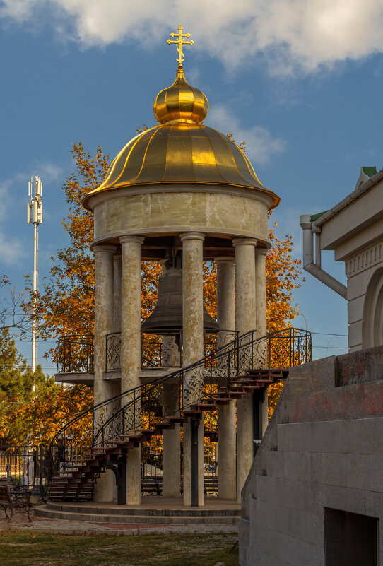 Севастополь, осенняя зарисовка. Церковный дворик - Борис 