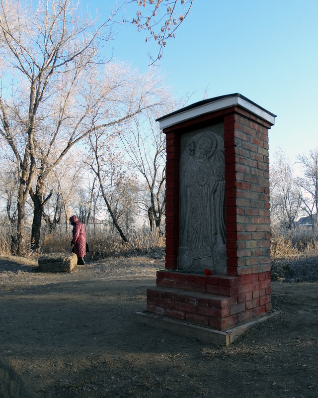 памятный знак на месте разрушенного храма - Юлия Мошкова 