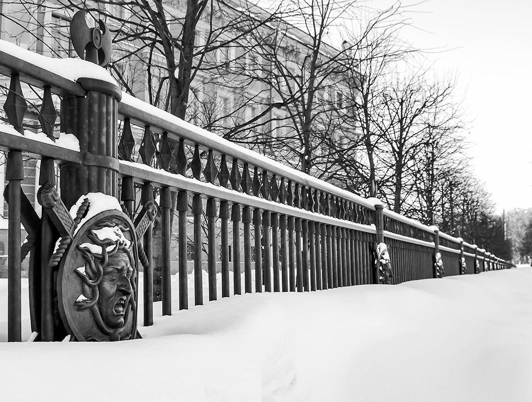 Ограда Инженерного замка в снегу (чб) - Valerii Ivanov