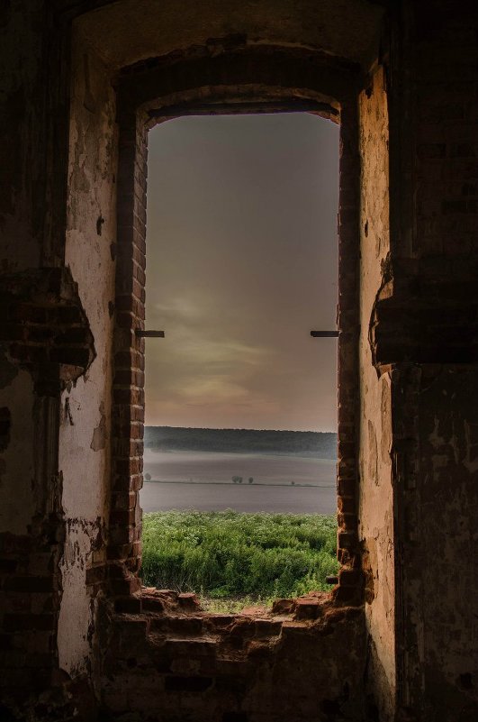 Закат из заброшенной церкви - Алек Пономаренко