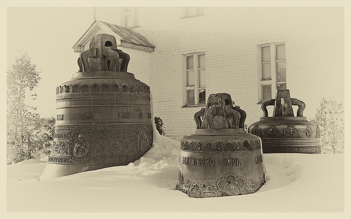 Памятные колокола при входе в монастырь. - Дмитрий Юдинцев 