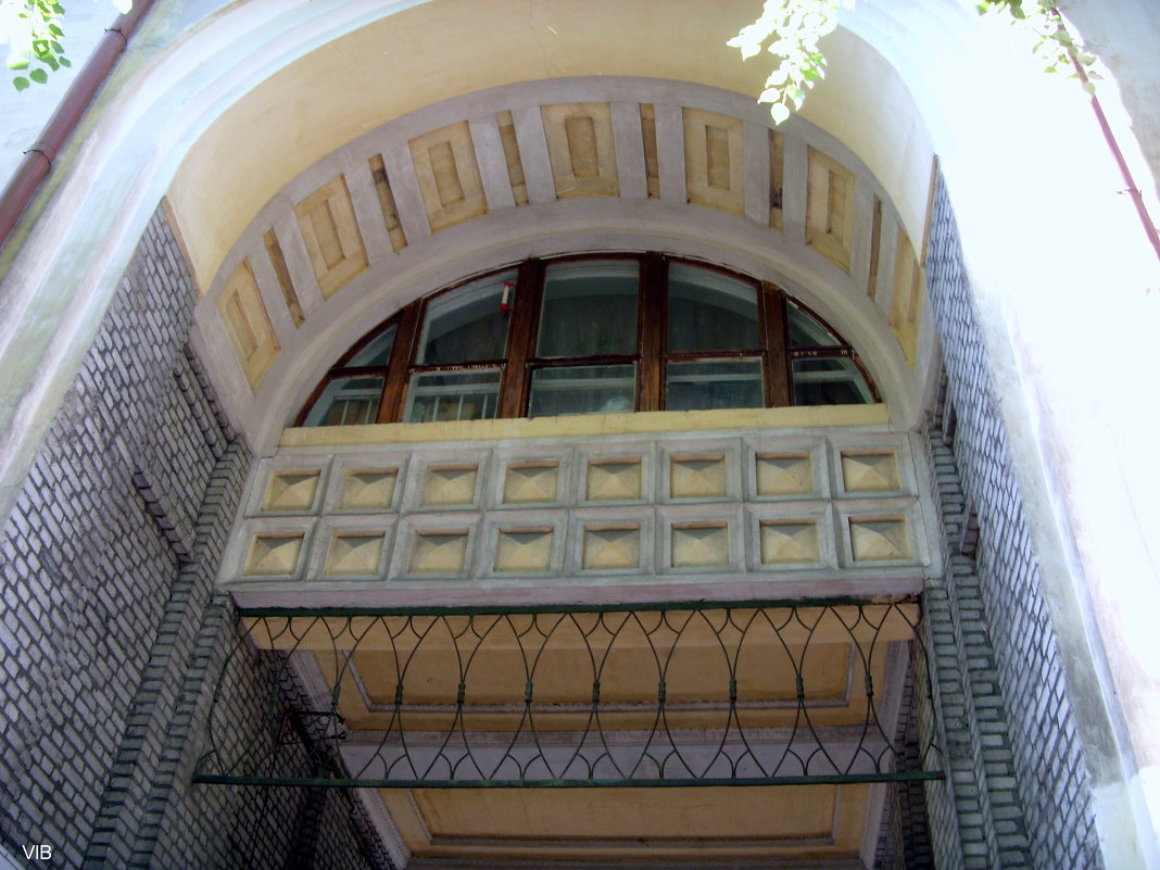 Балкон под высокой аркой - Владимир 