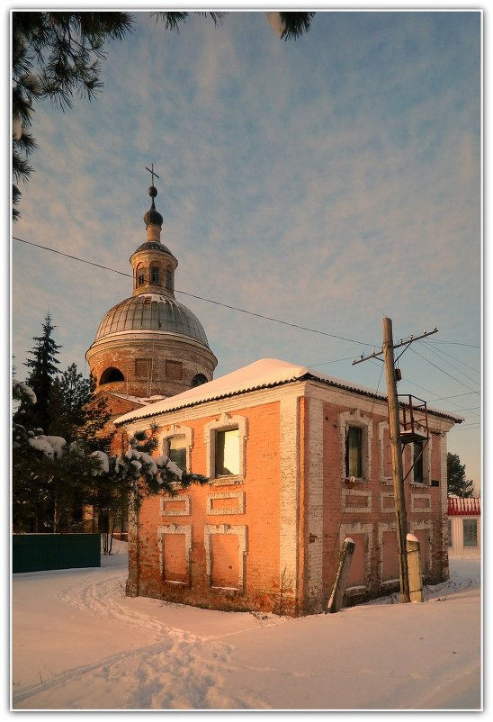 Старый дом на фоне церкви - Павел Галактионов