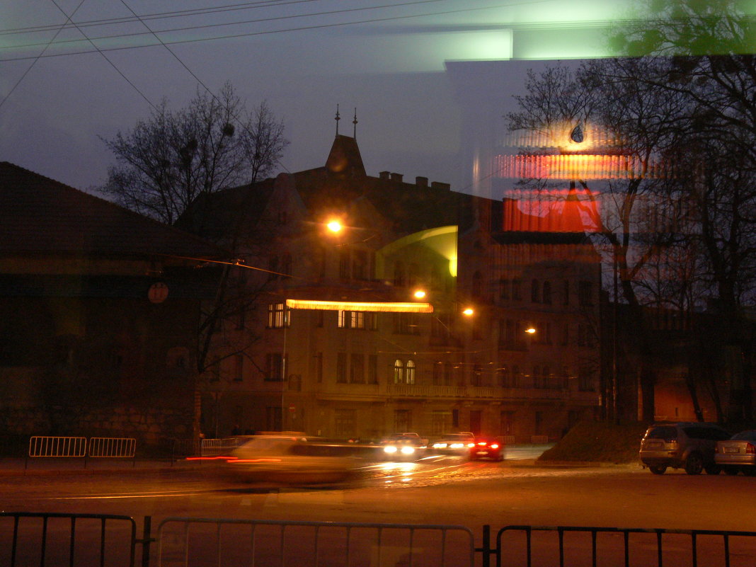 в окне вечернего кафе - Богдан Вовк
