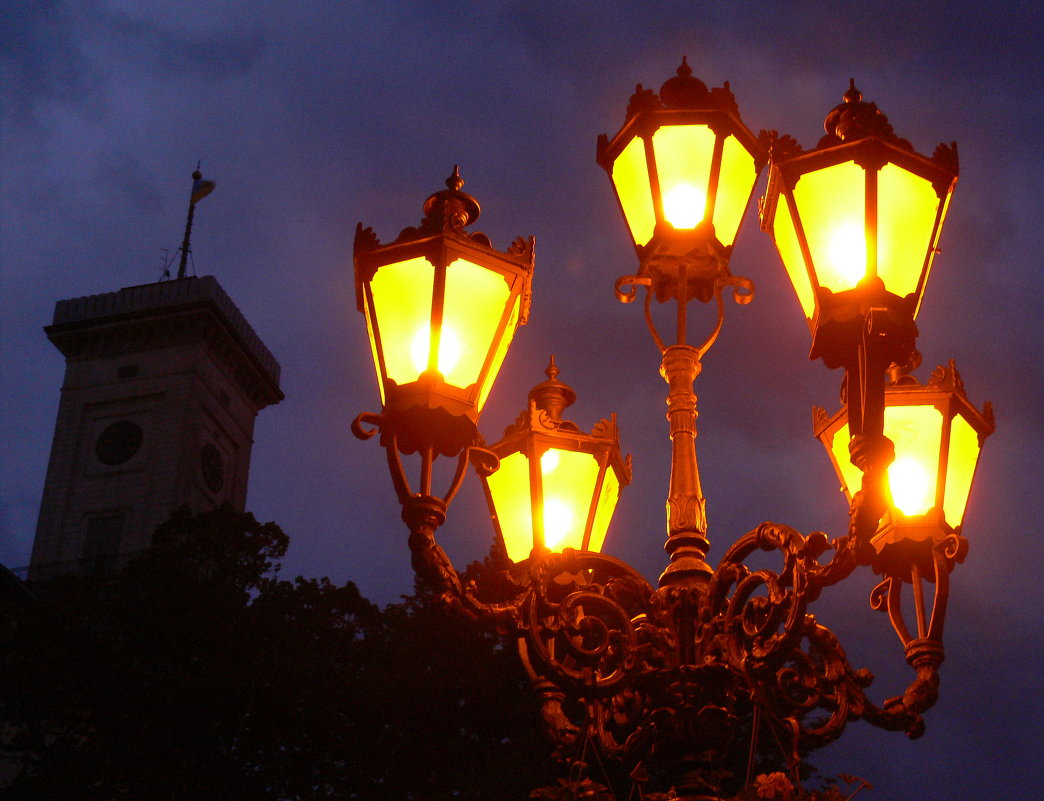 светильники возле Львовской Ратуши - Богдан Вовк