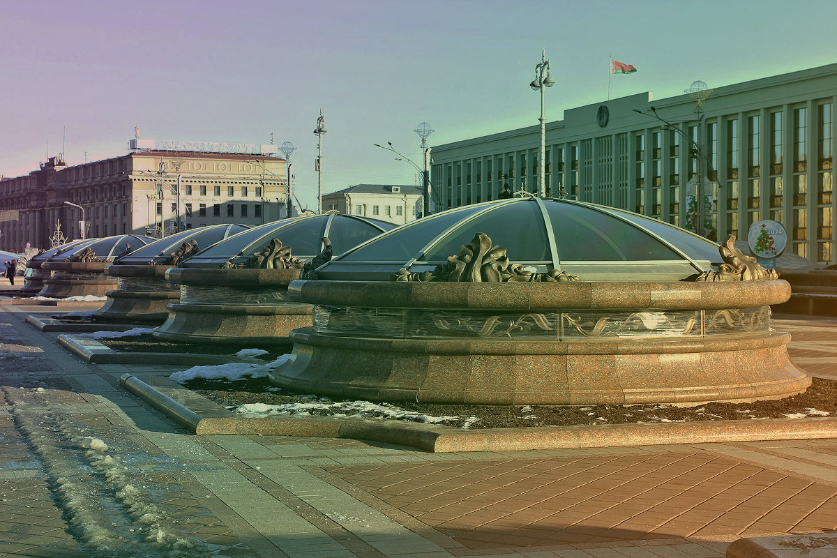 Под стекл. куполами на площади Независимости находится большой подземный торговый центр Столица. - Nonna 
