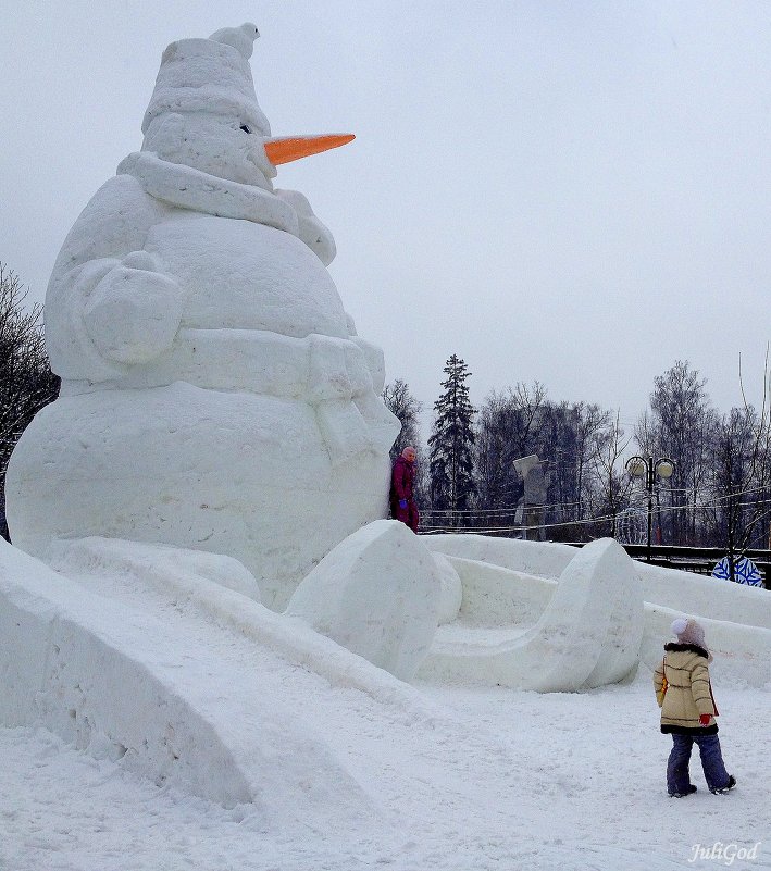 Москву захватили снеговики-гиганты! - Юлия Годовникова