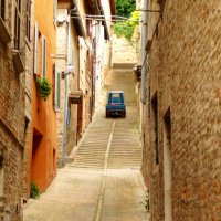 Самая узкая улица в Урбино(Италия) :: Eвгения Генерозова