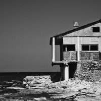 Заброшенный дом на берегу моря. :: Виктория Гончаренко