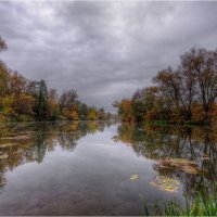Пасмурный осенний денек на реке :: Nikita Volkov