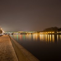 моя столица ночная москва(вид на пешеходный мост парка горького) :: юрий макаров