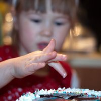 ребенок пробует торт :: Мария Комарова