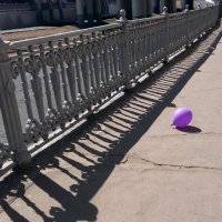 Одинокий фиолетовый шарик на мосту :: trinidad 