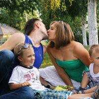 семья на пикнике :: Юлия Дубина
