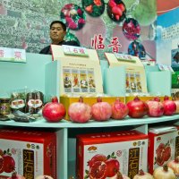 Ярмарка фруктов в КНР.Есть гранат весом в 1 кг. :: «Delete» «Delete»