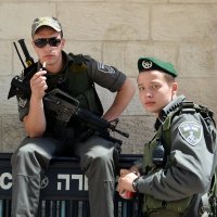 Славянское лицо(на фото справа) израильской армии. :: Эндрю 