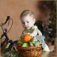 ребенок с фруктами :: Marina Popova