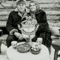 Бабушка рядышком с дедушкой... :: Эля Судоплатова