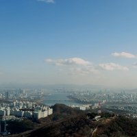 Вид с Золотой башни (262 м) на Сеул. Река Ханган. :: Ева Такус 