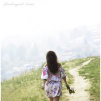 Девушка с букетом полевых цветов :: Ирина Гребенюк
