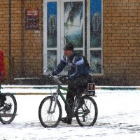 Снегопад...Велосипедисты...и две Темных личности с права... :: Александр Зотов