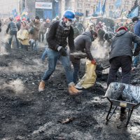 Уборка территории на освобожденном Майдане :: Юрий Матвеев
