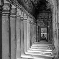 Gallery with pillars at the Ta Prohm temple :: Nick K