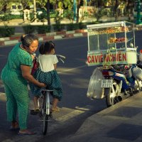 Бабушка - она и во Вьетнаме бабушка. :: Лариса Макарова