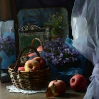 У зеркала,с яблоками... :: Романенко Людмила Ивановна 