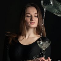 Девушка и вода :: Лариса Захарова