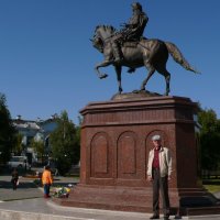 На фоне памятника Петру Первому в г. Бийске. :: Владимир Михайлович Дадочкин