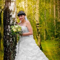 Невеста на прогулке в лесу. :: Дмитрий Царапкин