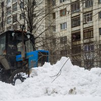 Расчистка тротуаров от снега (Екатеринбург, 26.04.2014) :: Сергей Андрейчук