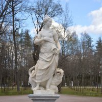 Скульптура в Павловском парке :: Светлана Шарафутдинова