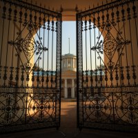 ворота пустого дворца :: Владимир Чернышев