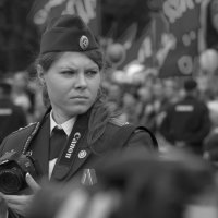 Девушка - военный фотограф :: Валерий Левичев