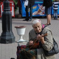 Бабушка, домра, музыка :: Виктор Берёзкин