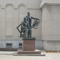 Памятник Виктору и Аполинарию Васнецовым :: Таня 