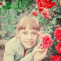 Дочка у куста роз :: Алексей Матвеев