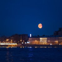 Moon over the city :: Дмитрий Митев