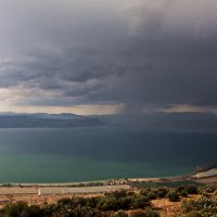 Облако расплакалось проливным дождем... (Израиль. Озеро Кинерет) :: Марина Жужа