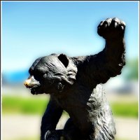 Скульптура "Медведь с рыбой". :: Владимир Валов
