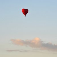 Воздушный шар "Сердце" :: Oleg Khot